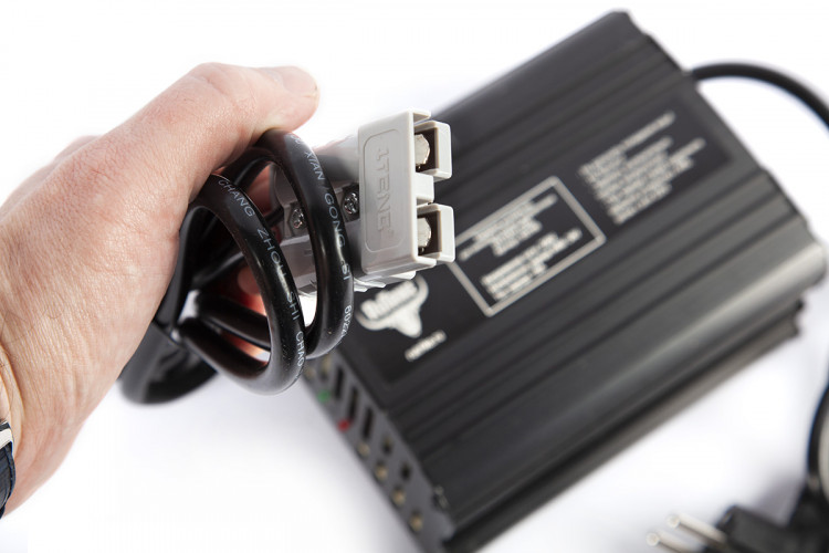 Зарядное устройство RuTrike для аккумуляторов 24V50A/H (10A) в Магнитогорске